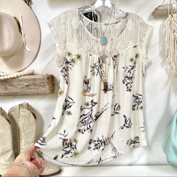 Beautiful BOHO prairie floral blouse w crochet detailing🦋✨ - Picture 1 of 9